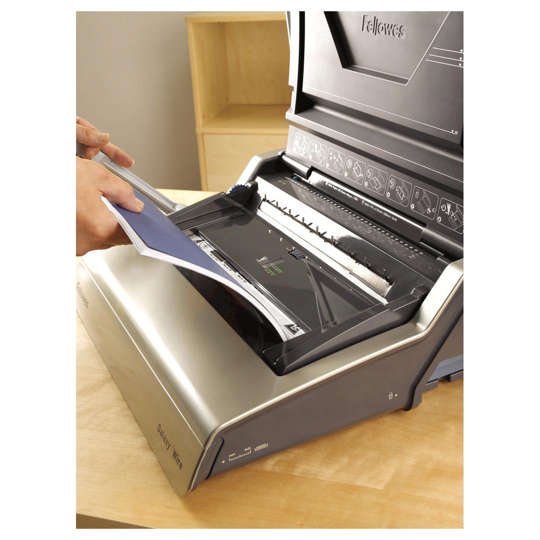 Perforelieur manuel anneaux métalliques pas 3:1 Galaxy Wire FELLOWES — En situation