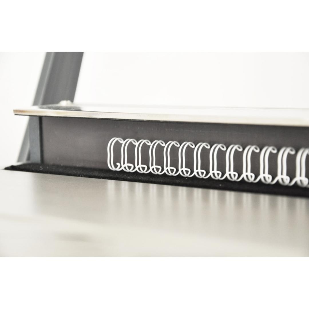 Perforelieur électrique à pédale anneaux métalliques 34 boucles Pas 3:1 WB-6E31 RECOSYSTEMS - Peigne métallique 3:1 accroché devant la barre magnétique du perforelieur électrique RECOsystems WB 6 E