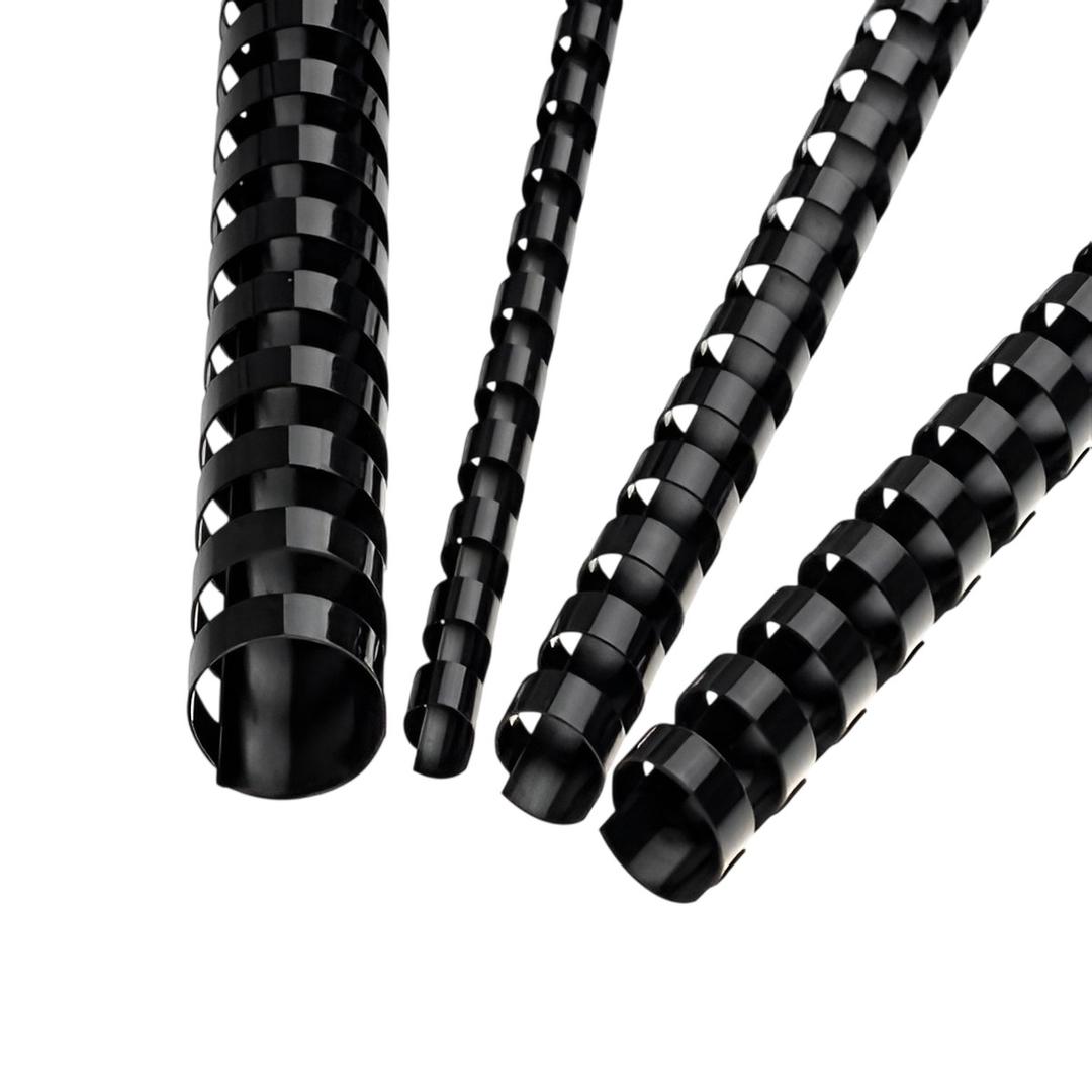 100 anneaux plastiques A4 21 boucles 12 mm noirs — Quatre peignes de reliure plastiques noirs de diamètres différents, posés en diagonale, anneaux ouverts vers l'avant