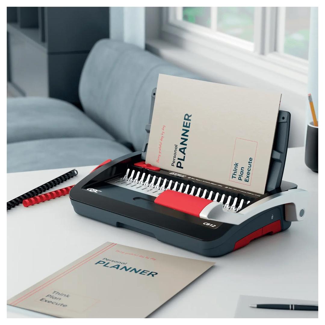 Perforelieur manuel anneaux plastiques pas US CombBind CB12 GBC — Utilisée sur un bureau pour relier un document format a4 avec peigne plastique noir