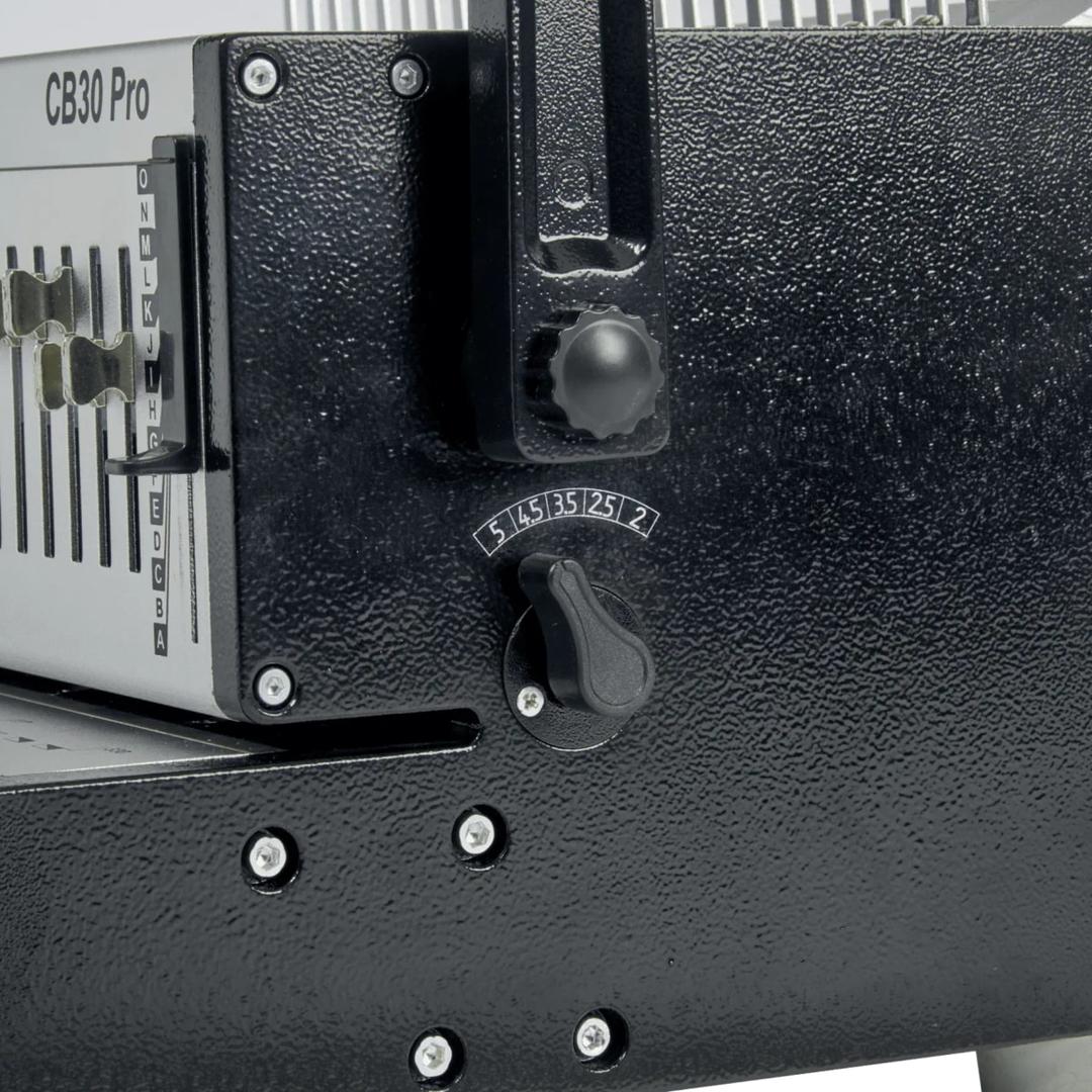 Perforelieur manuel anneaux plastiques pas US CB30 Pro GBC - Molette de réglage pour ajuster la profondeur de perforation