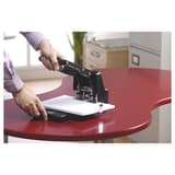 Perforateur manuel 2 trous HD2300 REXEL — Mise en situation