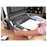 Perforelieur manuel anneaux plastiques pas US Galaxy 500 FELLOWES — En situation