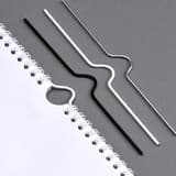 Crochets de calendrier noir, blanc et argent, l'un passé dans l'encoche demi-lune d'un calendrier relié en anneaux métalliques