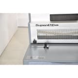 Perforelieuse électrique spirales coils 4:1, pédale SUPER47E FALCON K - Rangée de poinçons et butée latérale du perforelieur Falcon K SUPER47E