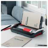 Perforelieur manuel anneaux plastiques pas US CombBind CB12 GBC — Utilisée sur un bureau pour relier un document format a4 avec peigne plastique noir
