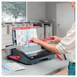 Perforelieur manuel anneaux plastiques pas US CombBind CB25 GBC — Utilisée sur un bureau pour perforer et relier un document