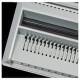 Perforelieur manuel anneaux plastiques pas US et métalliques pas 3:1 MultiBind MB20 GBC — Vue sur les poinçons métalliques de perforation