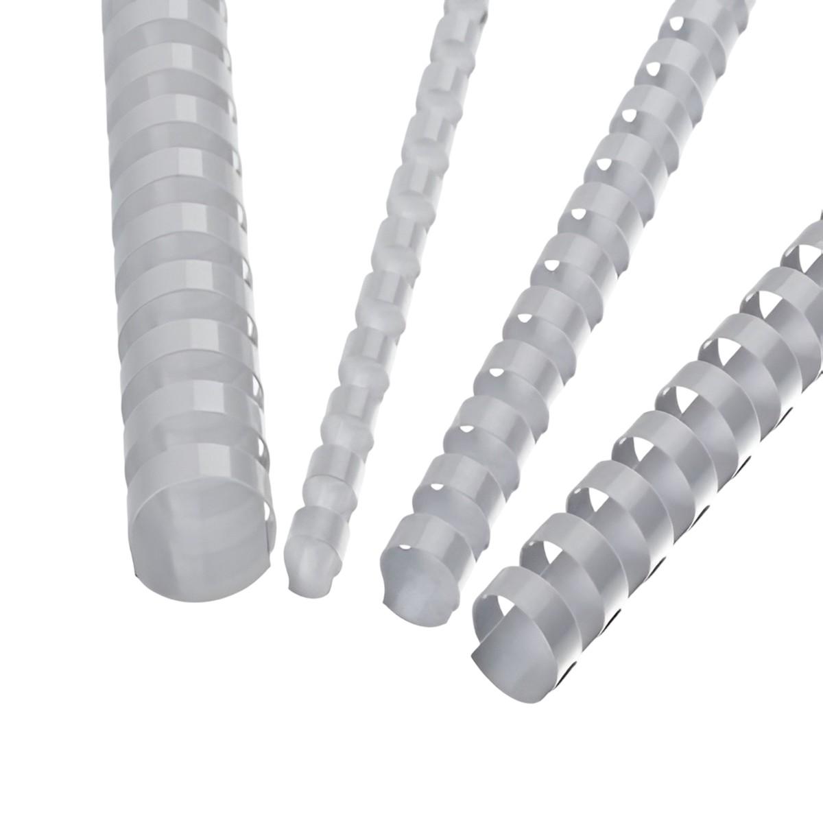 100 anneaux plastiques A4 21 boucles 14 mm blancs — Quatre peignes de reliure plastiques blancs de diamètres différents, posés en diagonale, anneaux ouverts vers l'avant