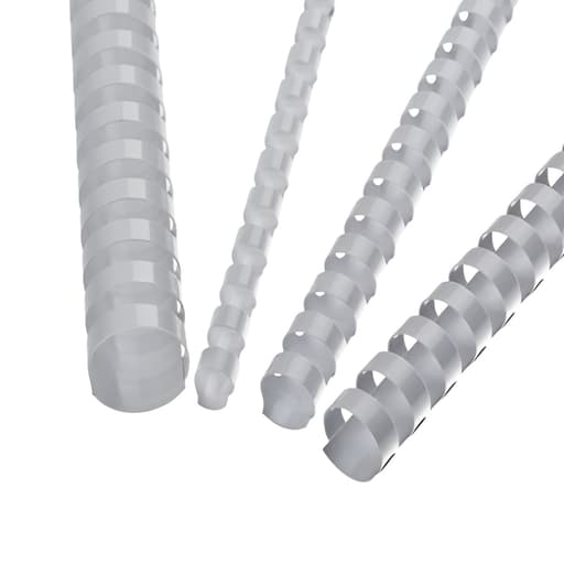 100 anneaux plastiques A4 21 boucles 8 mm blancs — Quatre peignes de reliure plastiques blancs de diamètres différents, posés en diagonale, anneaux ouverts vers l'avant